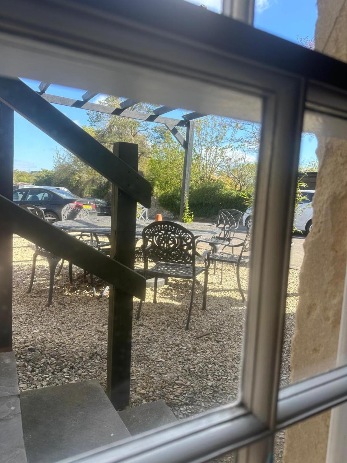 Hotel The White Hart Atworth Exterior foto