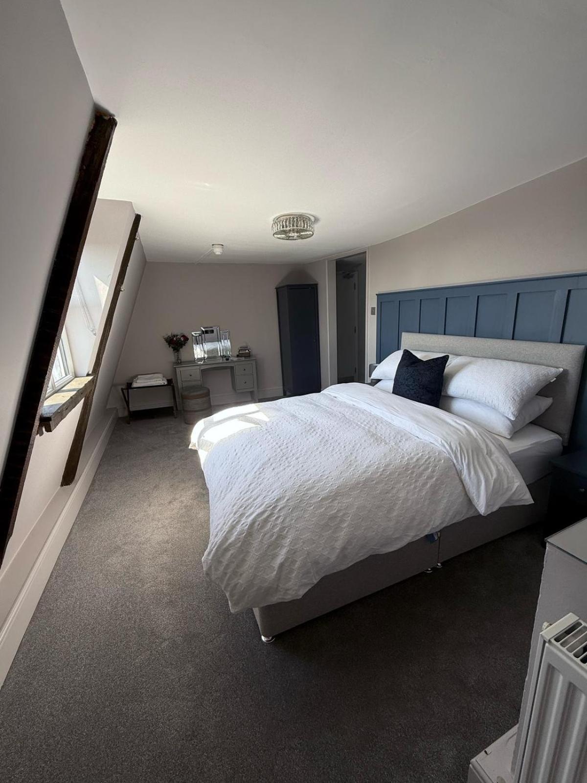 Hotel The White Hart Atworth Exterior foto